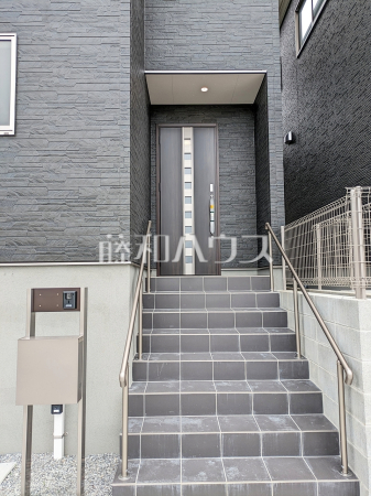 1号棟　玄関　【北中城村字瑞慶覧】