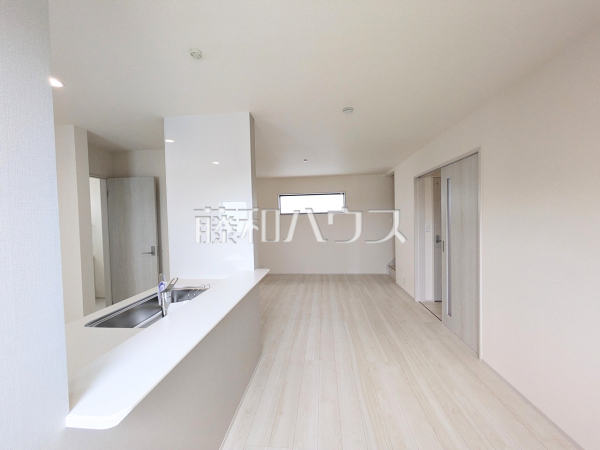 1号棟　リビング　【北中城村字瑞慶覧】