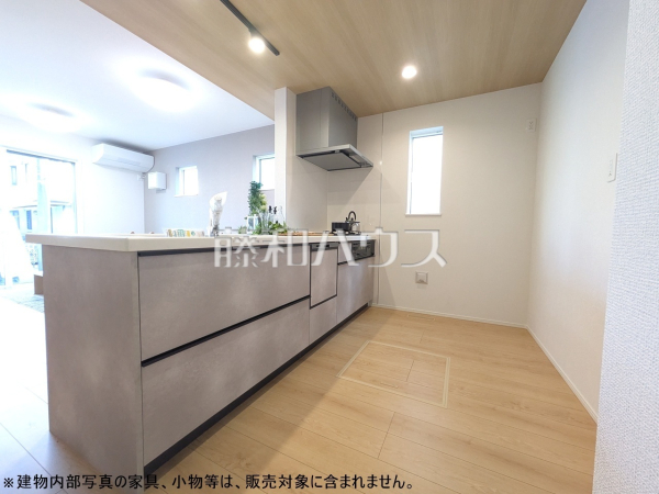 1号棟　キッチン　【日野市東平山２丁目】使いやすくスタイリッシュなシステムキッチンには、毎日お使いになる方の視点が存分に活かされています。