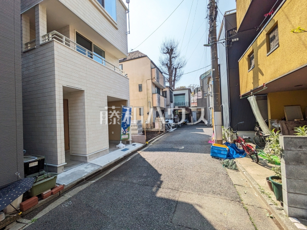 接道状況および現場風景/周辺は落ち着いた雰囲気の住宅地です。小さなお子様がいるご家庭も安心です。　　【杉並区堀ノ内３丁目】