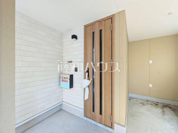 玄関はお家の顔！お客様をお出迎えする玄関アプローチをオシャレに飾ってみてはいかがでしょうか。　　【杉並区堀ノ内３丁目】