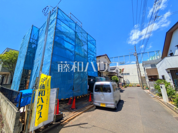 ≪接道状況≫前面道路はゆとりの5m。車の出し入れも楽々です。　【府中市西府町４丁目】