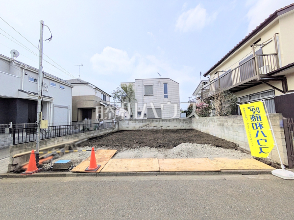 ≪現地外観≫対面キッチンと家リビングイン階段を採用したLDKはご家族の笑顔が広がる空間になりそうですね。　【府中市西府町４丁目】