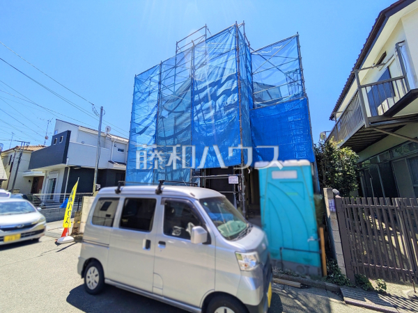 ≪現地外観≫前面道路はゆとりの5m。車の出し入れも楽々です。　【府中市西府町４丁目】