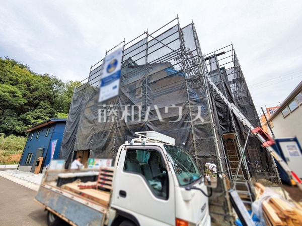 1号棟　外観　【所沢市大字北秋津】 順調に工事が進んでいます。実際の街並みの様子が段々見えて参りました。ぜひ実際に現地をご見学下さいませ。 
