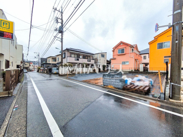 現地写真　【八王子市元横山町１丁目】毎日この街で、新しい家族の物語を描いてみませんか？爽快な風も毎日やさしく包んでくれます。
