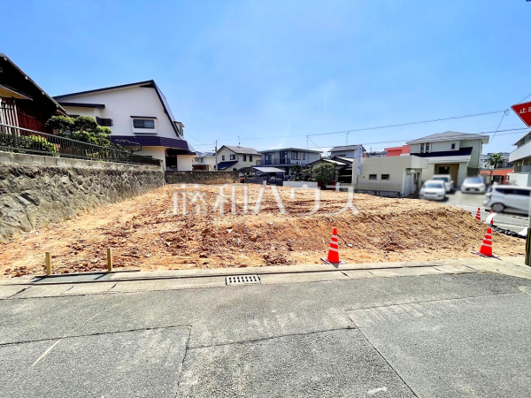 平日のご案内も可能です。お気軽にお問合せ下さいませ。　接道状況および現場風景　【福岡市東区舞松原２丁目】