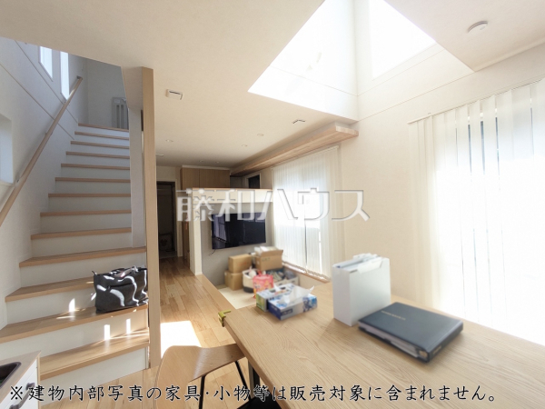≪リビング≫家族が毎日顔を合わせられるよう階段はリビング内に設けました。　 　【府中市押立町４丁目】