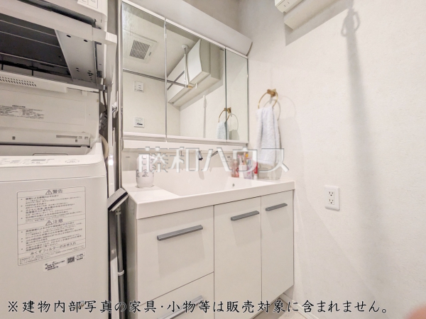 ≪洗面室≫三面鏡付きの洗面台。鏡の裏にも収納があり、歯ブラシや化粧品等もすっきり収納できます。【府中市押立町４丁目】