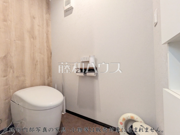 ≪タンクレストイレトイレ≫凹凸の少ないフラットなフォルム。掃除のしやすさとデザイン性を両立　【府中市押立町４丁目】