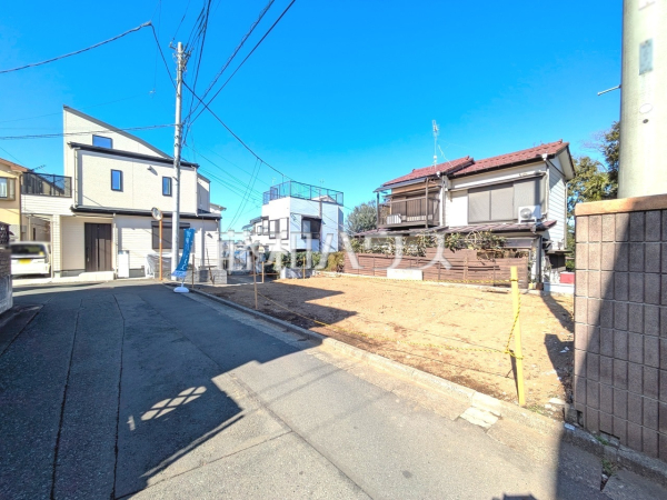 接道状況および現場風景　見学はしたいけど、なかなか時間が取れない・・・そんな方に出勤前や仕事終わりにマイホームを見学できるサポートをいたします！【朝霞市根岸台４丁目】