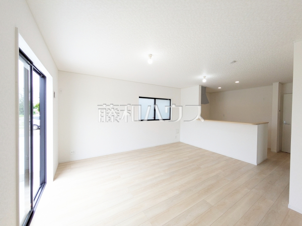 2号棟　リビング　【宜野湾市上原２丁目】