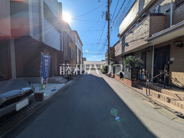 接道状況および現場風景 【杉並区上高井戸1丁目】 接道状況および現場風景 【杉並区上高井戸1丁目】