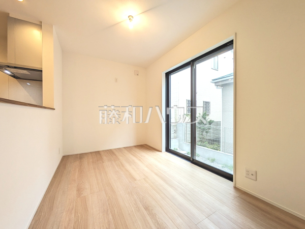 リビング　【新座市片山２丁目】