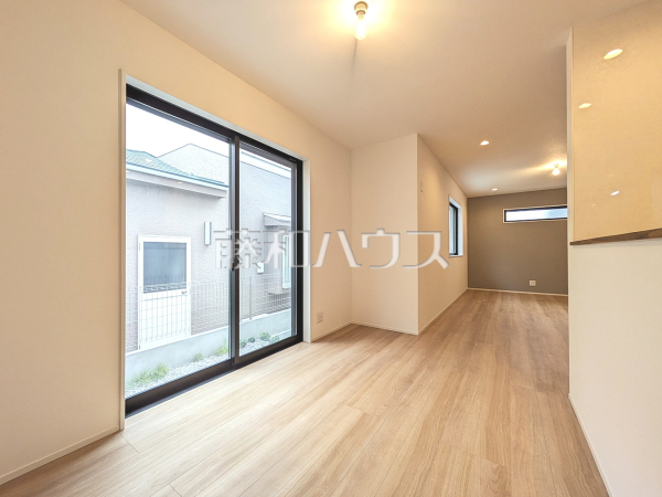 リビング　【新座市片山２丁目】