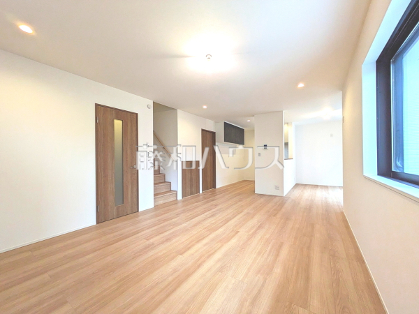 リビング　【新座市片山２丁目】