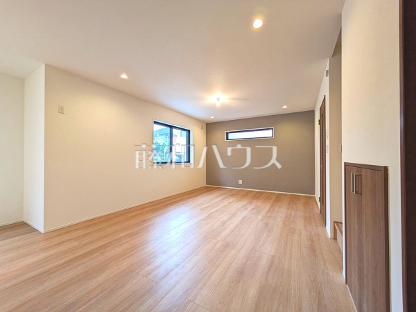 リビング　【新座市片山２丁目】