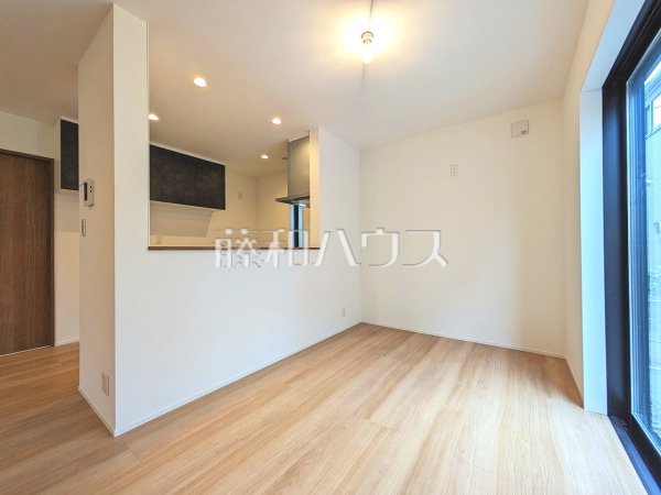 リビング　【新座市片山２丁目】