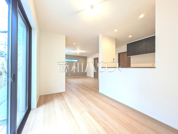 リビング　【新座市片山２丁目】