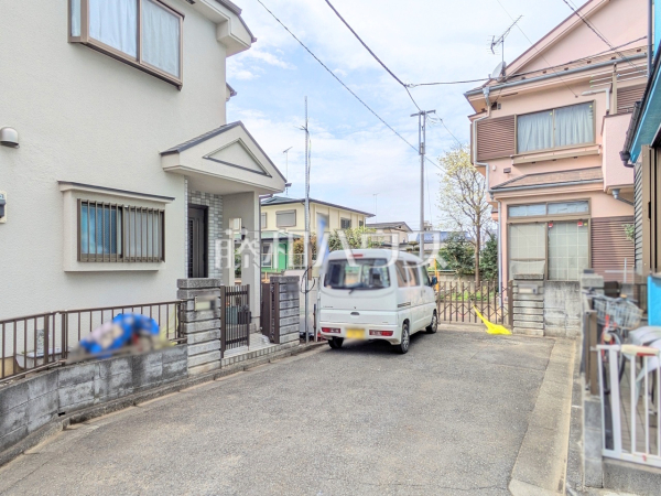 接道状況および現場風景　【東大和市南街５丁目】まだまだ建築中ですが、ぜひ現地をご覧になりませんか？基礎・上棟の状態は建築中にしかご覧になれません！