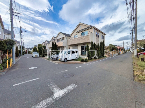 接道状況および現場風景　【東久留米市南沢４丁目】南道路を含む角地で開放感ある立地