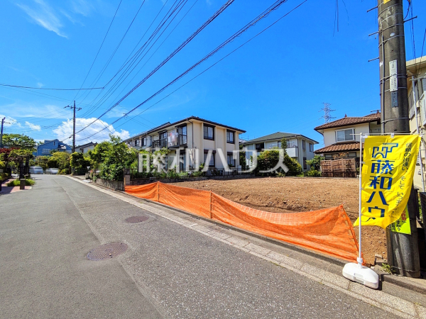 ≪接道状況≫周囲に高い建物のないエリアのため、空が大きく感じます。　【多摩市聖ヶ丘２丁目】