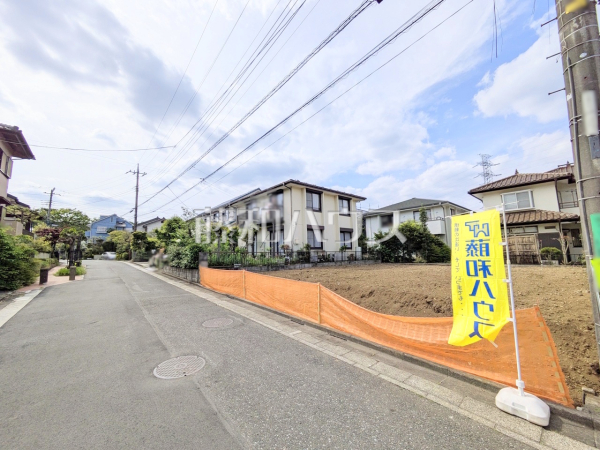 ≪接道状況≫周辺は落ち着いた雰囲気の住宅地です。小さなお子様がいるご家庭も安心です。【多摩市聖ヶ丘２丁目】