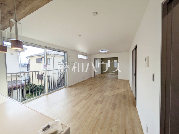 リビング　【日野市西平山５丁目】
約22帖のゆったりリビング。家族でテーブルを囲む素敵な時間をお愉しみ下さい。　