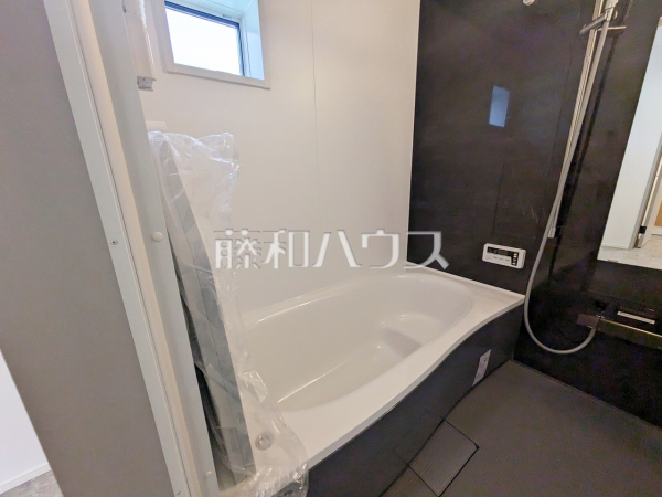 浴室　【日野市西平山５丁目】
浴室換気乾燥暖房機付きの為、冬も快適、入浴後もカラッと乾燥し、カビの発生を抑えます。　