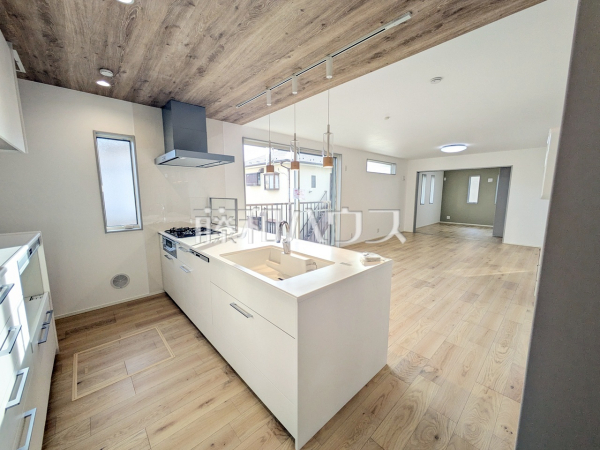 キッチン　【日野市西平山５丁目】
隙間のないなめらかな人造大理石の一体型システムキッチン　