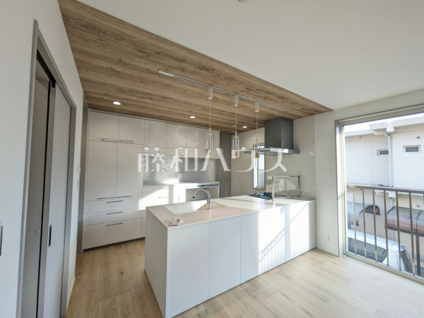 キッチン　【日野市西平山５丁目】
キッチンから見渡せるリビングダイニングで、お料理中も会話が弾みます　