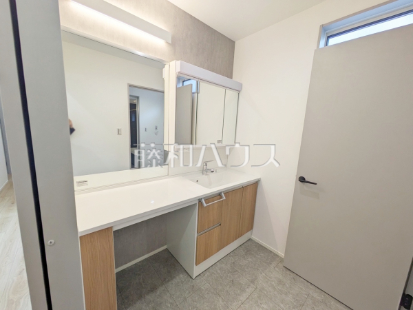 洗面室　【日野市西平山５丁目】
洗面室は、急いでいる朝でも二人で使える広さになっております。　