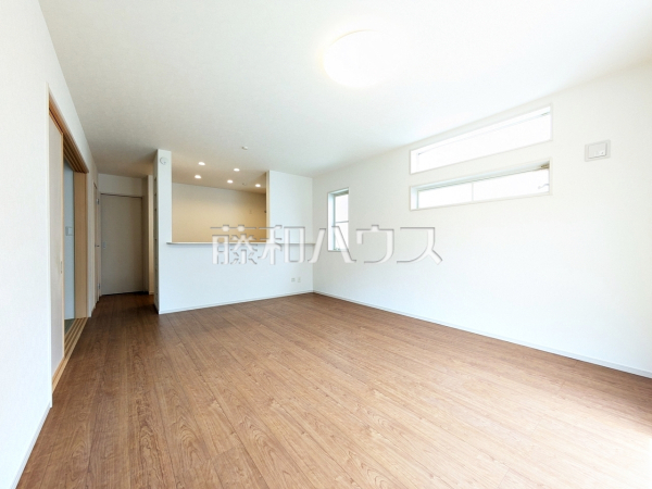 リビング　【新座市栄２丁目】