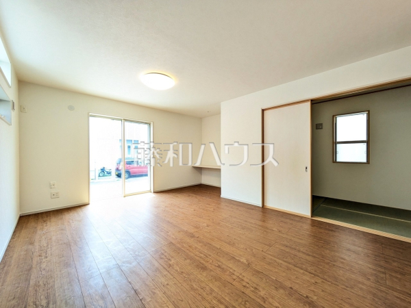 リビング　【新座市栄２丁目】