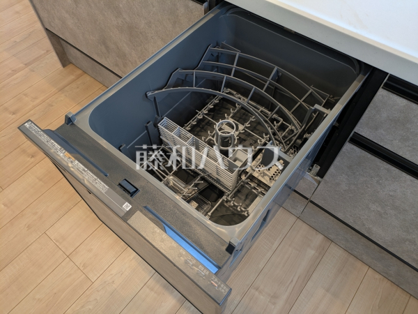 まとめ洗いができ、乾燥まで行ってくれる食器洗い乾燥機で食事の後片付けが楽になります。　【練馬区富士見台１丁目】