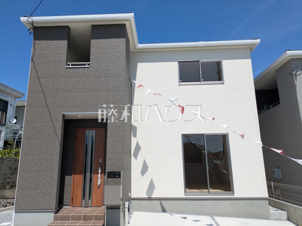 1号棟　外観　【南城市大里字高平】　建物完成済のため、いつでもご内覧可能です！ 喜んでご案内いたしますのでお気軽にお問合せ下さい♪