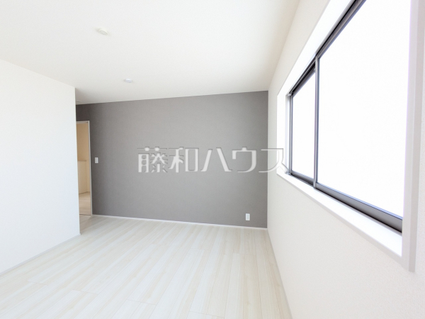 2号棟　居室　【南城市大里字高平】　グレーのアクセントクロスで洗練された印象の居室です。