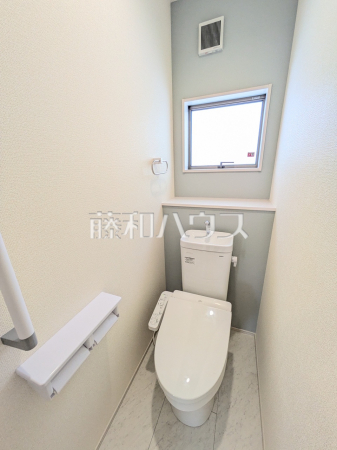 2号棟　トイレ　【南城市大里字高平】 各階のトイレにはウォシュレット完備！　 