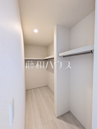 2号棟　ウォークインクローゼット　【南城市大里字高平】　 奥行のあるウォークインクローゼットでたっぷり収納できます！ 