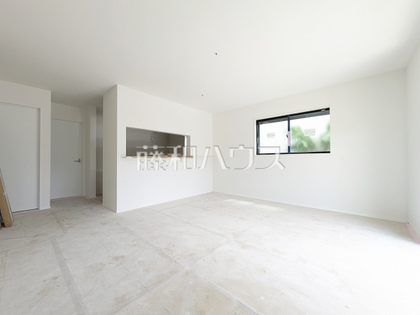 リビング　【世田谷区上祖師谷６丁目】