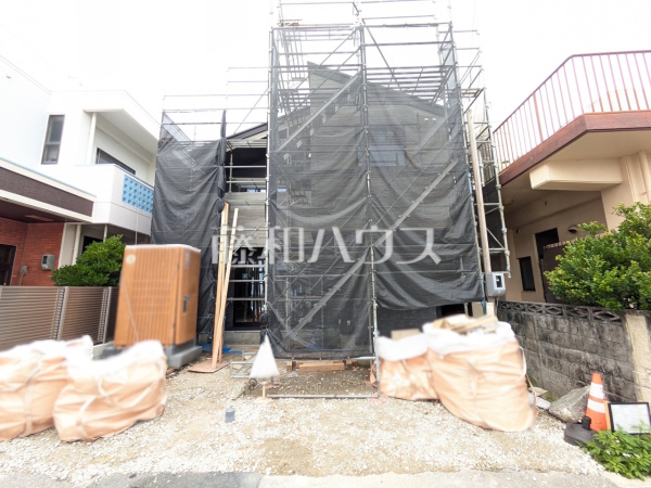 外観　【西原町字小那覇】　リビングの掃き出し窓からカースペースに出ることができ、荷物の搬入に便利です。