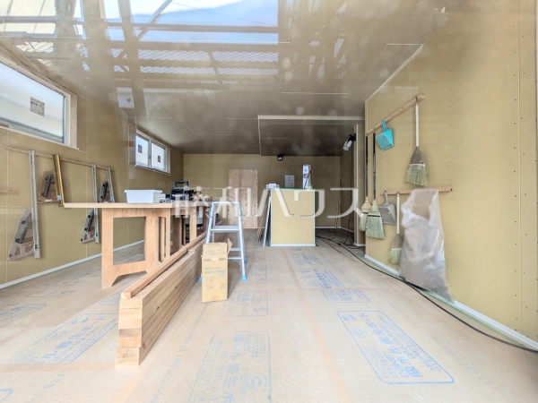 リビング（施工中）　【西原町字小那覇】　 家族が揃って食事できるゆとりある大きさのLDK約18.25帖 