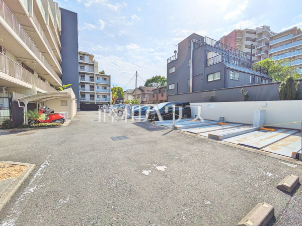 駐車場　【グランドメゾン千歳烏山】