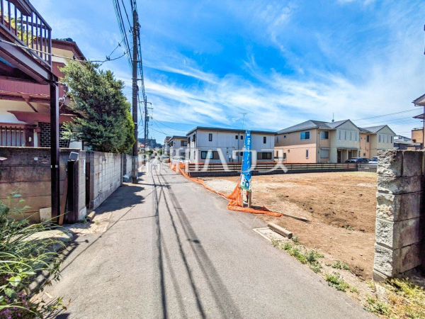 接道状況および現場風景　【小金井市緑町５丁目】 お住まい探しは、家の良し悪しだけでなく周辺環境も重要なポイントです。ぜひ一度お客様の目でご覧ください。 