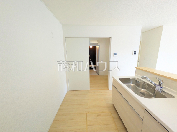 4号棟　キッチン　【宜野湾市上原２丁目】