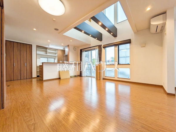 リビング　【東久留米市中央町５丁目】 平日のご案内も可能です。まずはお気軽にお問合せ下さいませ。 