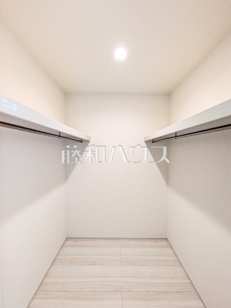 4号棟　ウォークインクローゼット　【与那原町字与那原】