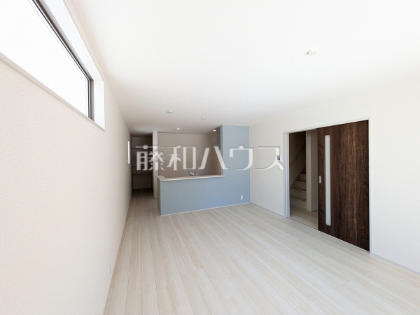 4号棟　リビング　【与那原町字与那原】