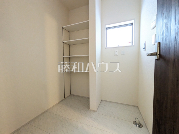 4号棟　ランドリールーム収納　【与那原町字与那原】