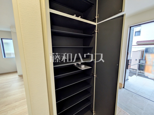 3号棟 玄関収納 【日野市多摩平3丁目】靴だけでなく、お手入れ用品やお子様の遊び用具も収納できる大容量のシューズボックスを設置。すっきりとした空間でお客様をお迎えできます。 3号棟 玄関収納 【日野市多摩平3丁目】靴だけでなく、お手入れ用品やお子様の遊び用具も収納できる大容量のシューズボックスを設置。すっきりとした空間でお客様をお迎えできます。